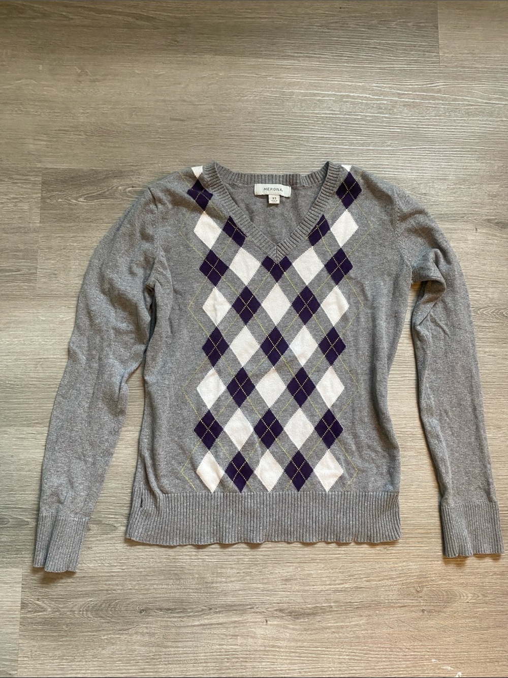 Merona Gray V-Neck Argyle Sweater with Purple & White Diamonds